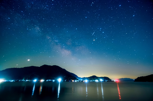 湖面の夜空の星