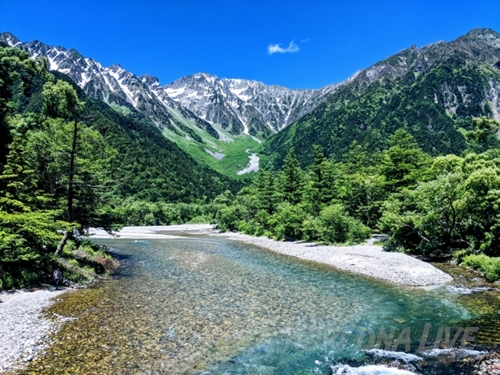 キレイな山と清流