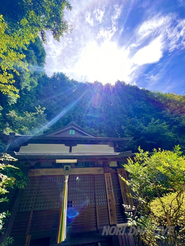 奥不動寺本堂と太陽