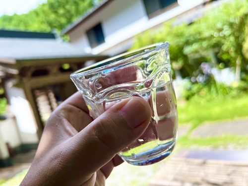 本堂下の湧き水でパワー